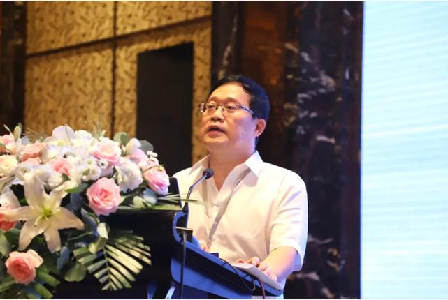 中國有色金屬工業(yè)協(xié)會鈦鋯鉿分會副會長兼秘書長安仲生作報(bào)告中國有色